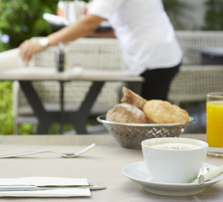 fruehstueck im garten